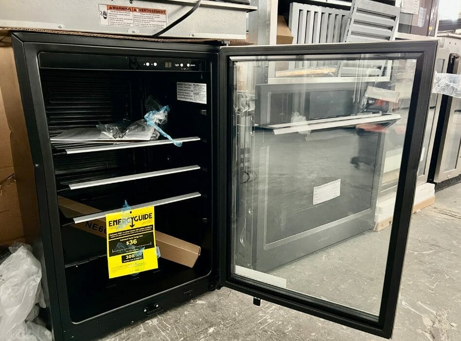 Features of the Frigidaire 138 Can Beverage Center