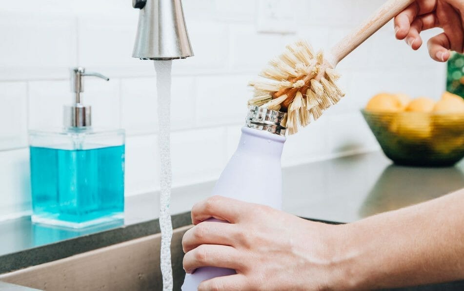 How to clean a stainless steel water bottle by hand