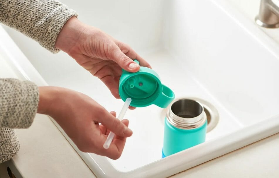 How to clean the bottle's cap and straw