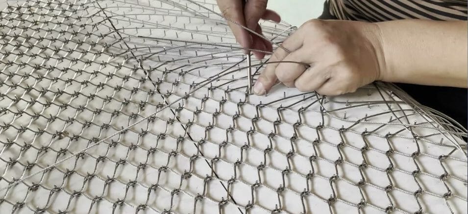 The installation process of a stainless steel mesh railing