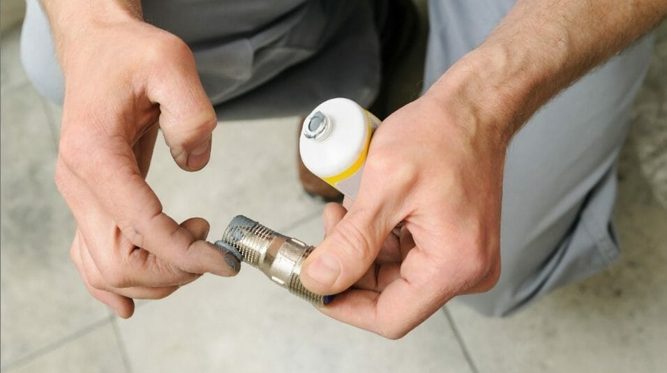 Applying Stainless Steel Pipe Dope