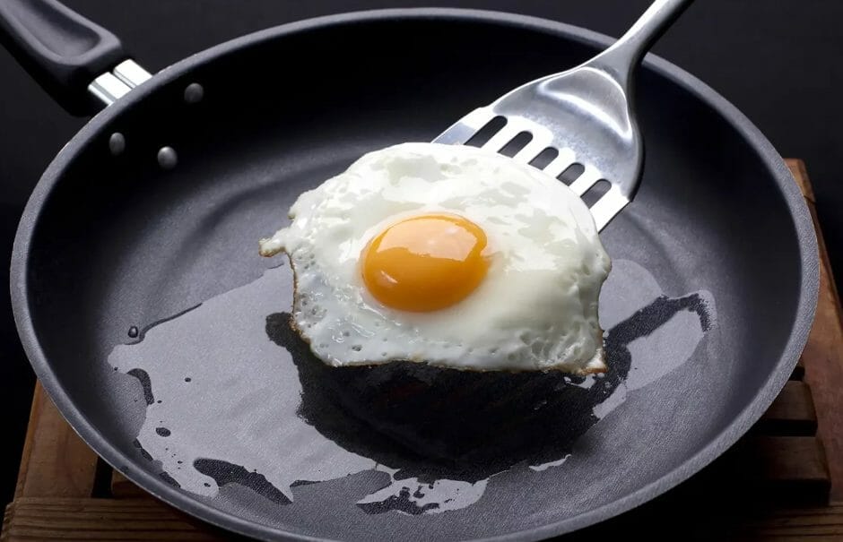 Cooking Eggs in Stainless Steel