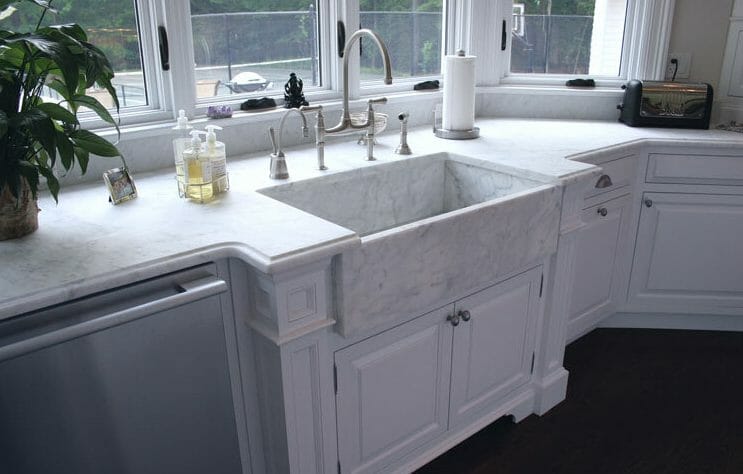Factors to Consider When Choosing Between Quartz and Stainless Steel Sinks