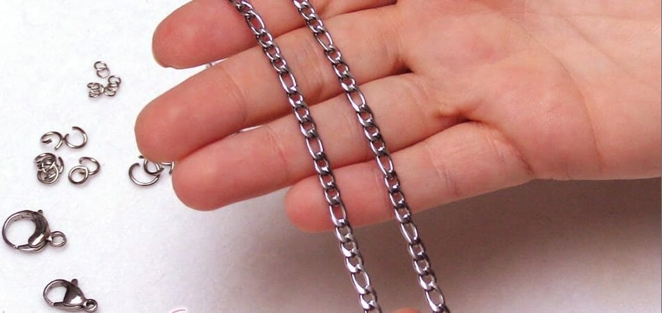 How to Wear a Stainless Steel Decorative Chain